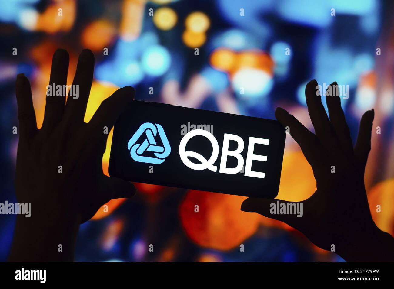 In dieser Abbildung wird das Logo der QBE Insurance Group auf einem Smartphone-Bildschirm angezeigt Stockfoto