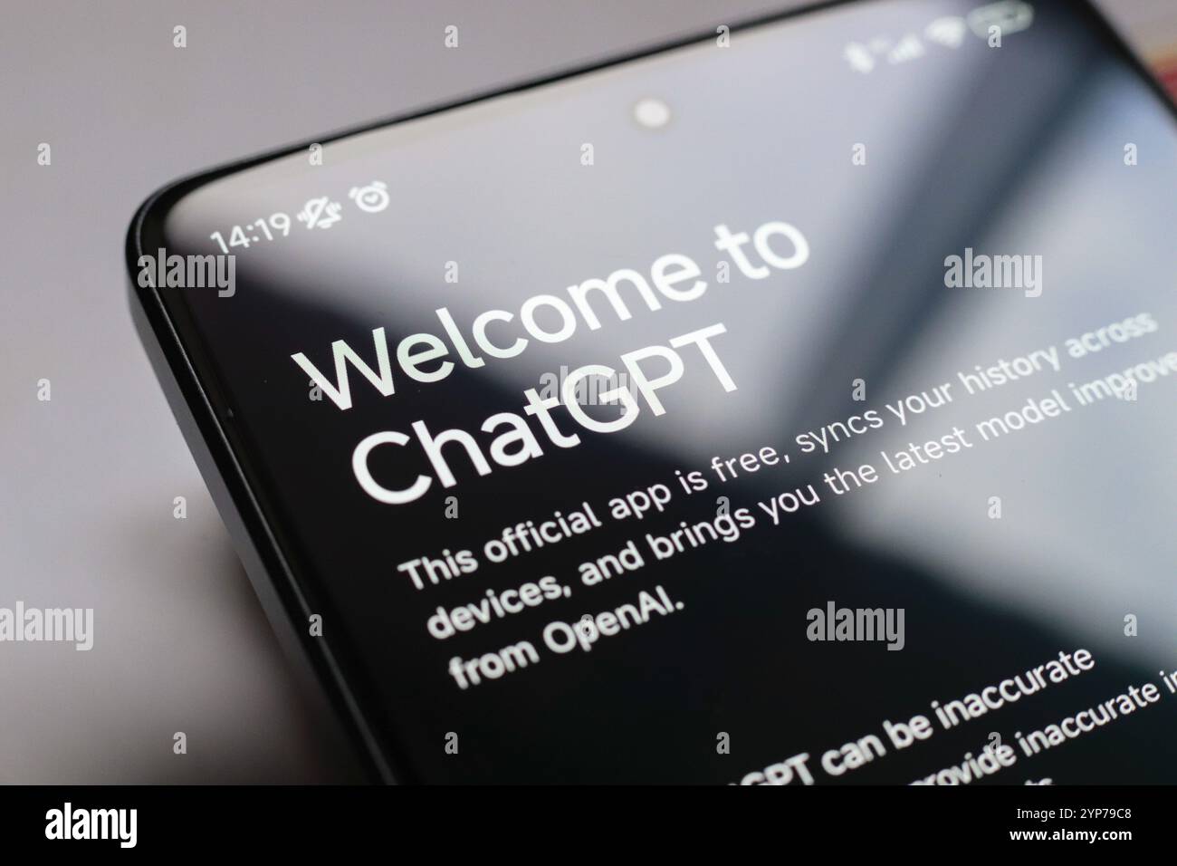In dieser Abbildung wird die Startseite der ChatGPT-Anwendung auf dem Smartphone-Bildschirm angezeigt Stockfoto