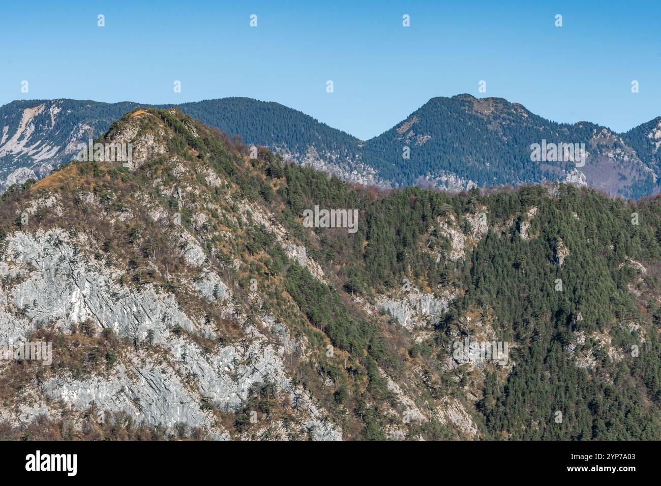 Gipfel von Friaul Julisch Venetien oberhalb von Illegio: Berglandschaft mit Winterfarben und klarem Himmel, Atmosphäre des Friedens und der Ruhe. Stockfoto