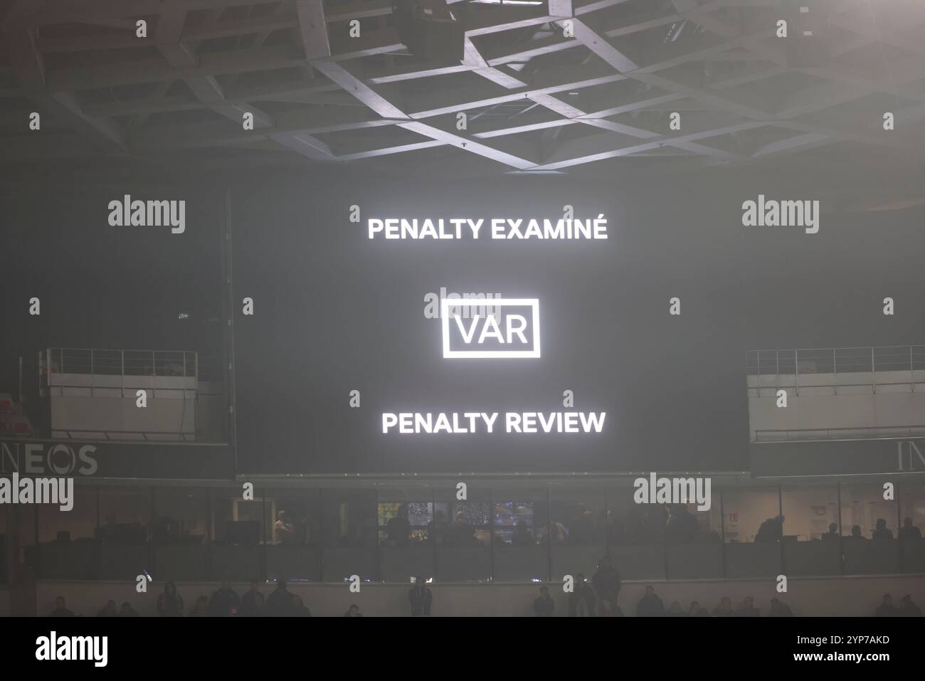 Nizza, Frankreich. November 2024. VAR Check während der UEFA Europa League 2024/25, Fußballspiel zwischen OGC Nice und Rangers FC am 28. November 2024 in Allianz Riviera, Nizza, Frankreich, Credit: Nderim Kaceli/Alamy Live News Stockfoto