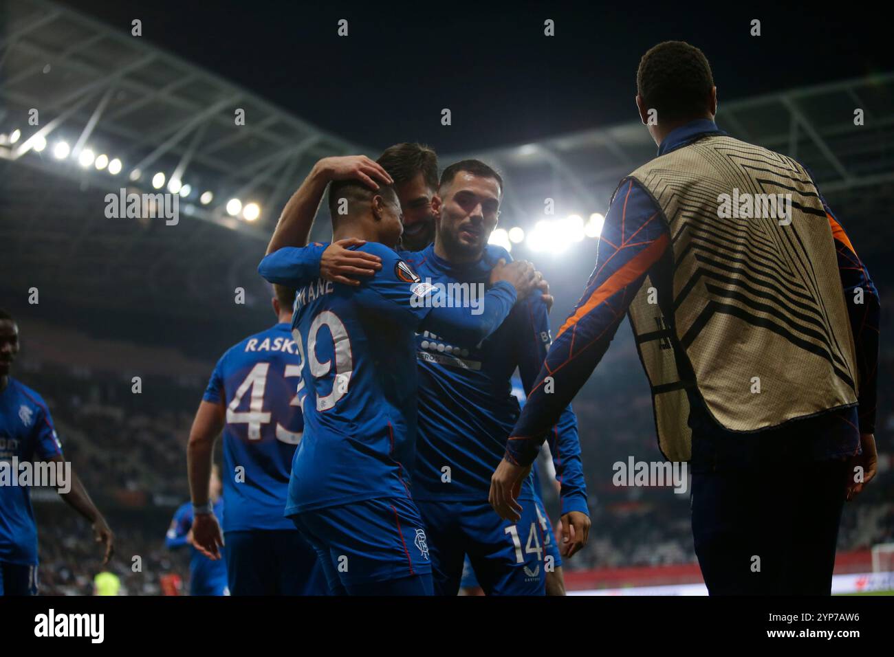 Nizza, Frankreich. November 2024. Hamza Igamane Manager des Rangers FC feierte mit seinen Teamkollegen, nachdem er während der UEFA Europa League 2024 ein Tor geschossen hatte, dem Fußballspiel zwischen OGC Nice und Rangers FC am 28. November 2024 in der Allianz Riviera, Nizza, Frankreich, Credit: Nderim Kaceli/Alamy Live News Stockfoto