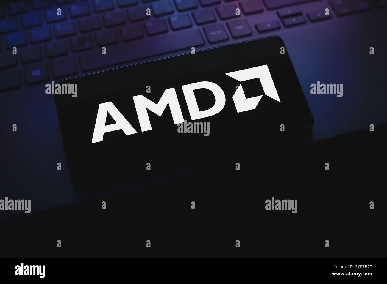 (AMD)-Logo wird auf dem Smartphone-Bildschirm angezeigt Stockfoto