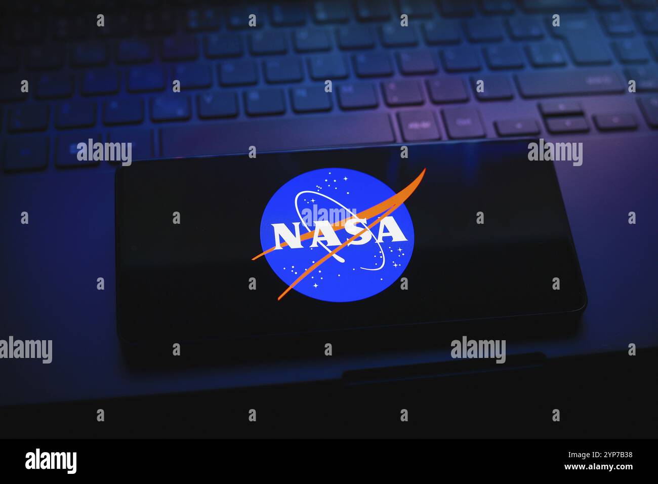 In dieser Fotoabbildung wird das Logo der NASA (National Aeronautics and Space Administration) auf einem Smartphone-Bildschirm angezeigt Stockfoto