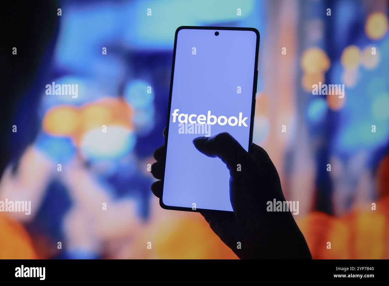 In dieser Abbildung wird das Facebook-Logo auf einem Smartphone-Bildschirm angezeigt Stockfoto