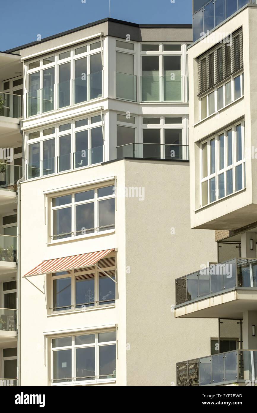 Moderne Hausfront mit Verglasung Stockfoto