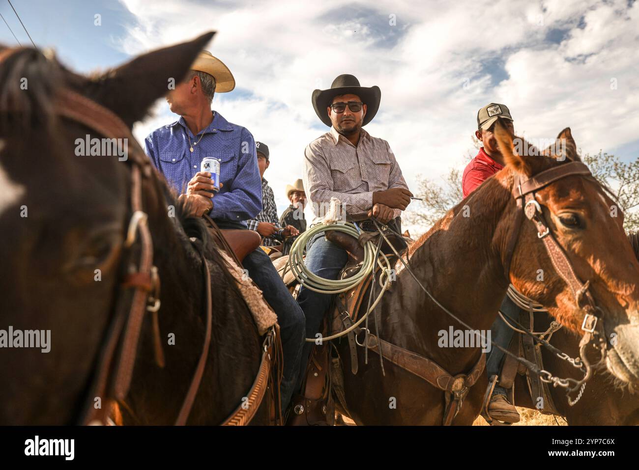 Cowboys auf dem Cristo Rey Ausritt zur Stadt La Puerta del Sol in URES, Sonora, Mexiko... Foto: Luis Gutierrez / NorthPhoto). Vaqueros en la Cabalgata al Cristo Rey al Pueblo La Puerta del Sol en URES Sonora Mexico... Foto: Luis Gutierrez / NorthPhoto) Stockfoto