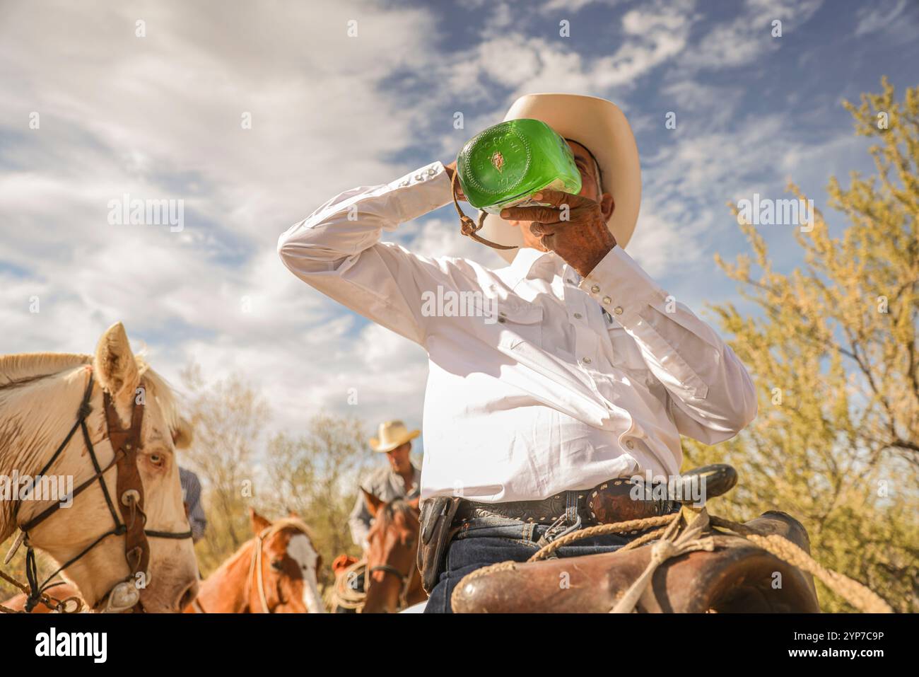 Cowboy mit Bacanora aus Agave destilliert beim Cristo Rey Ausritt zur Stadt La Puerta del Sol in URES Sonora Mexiko... (Foto: Luis Gutierrez / NorthPhoto) Vaquero con Bacanora destilado originario de Agve en la Cabalgata al Cristo Rey al pueblo La Puerta del Sol en URES Sonora Mexico... (Foto für Luis Gutierrez / NorthPhoto) Stockfoto