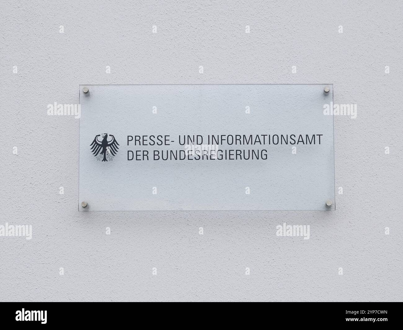 Berlin, Deutschland, 4. Mai 2022, Schild mit Bundesadler vom Presse- und Informationsdienst der Bundesregierung, Europa Stockfoto