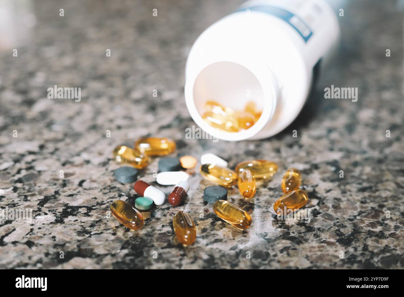 In dieser Abbildung sind mehrere Arzneimittelpillen auf dem Tisch zu sehen Stockfoto