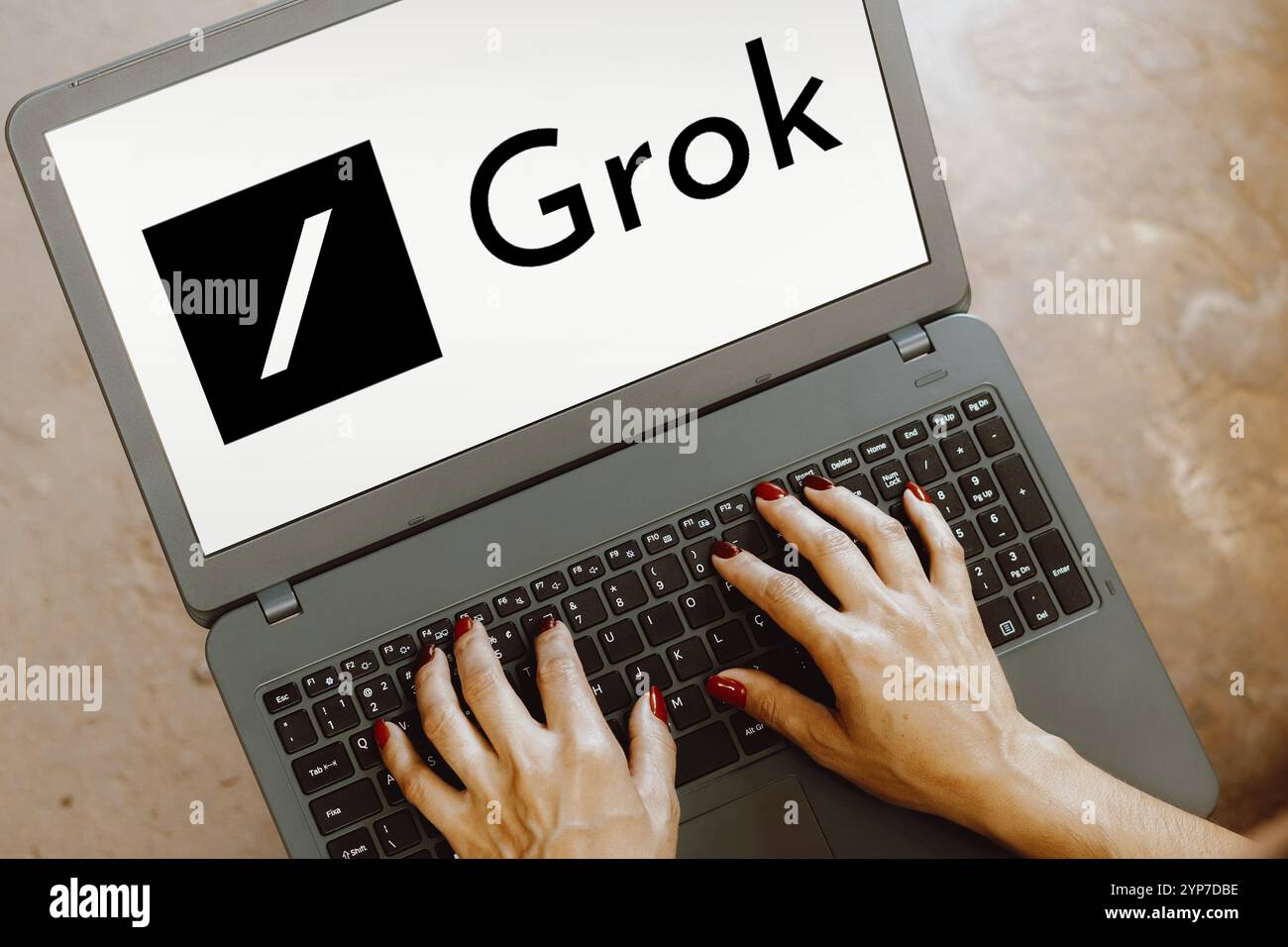 In dieser Abbildung wird das XAI Grok Logo auf einem Notebook-Bildschirm angezeigt Stockfoto