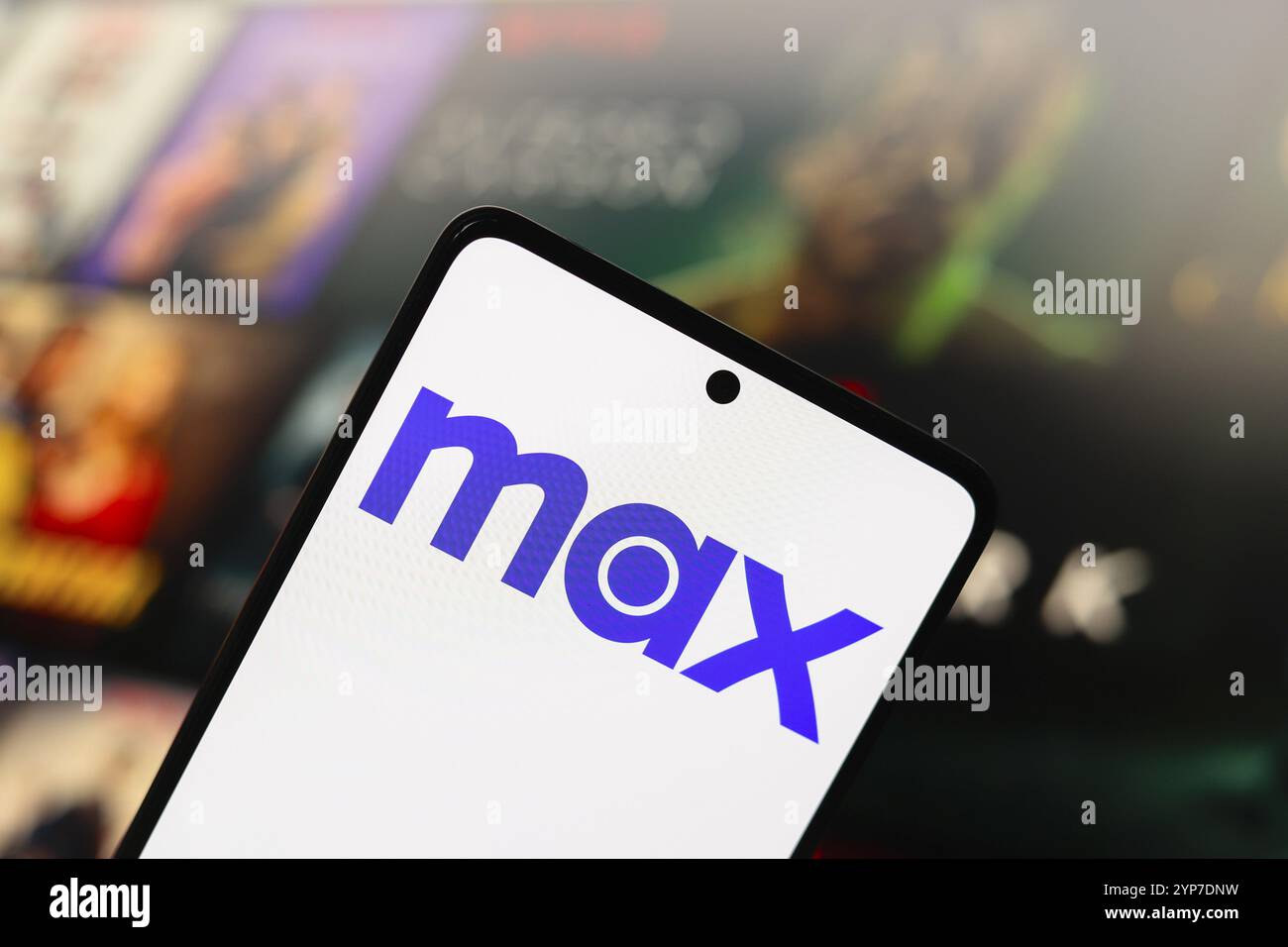 In dieser Abbildung wird das Max-Logo auf einem Smartphone-Bildschirm angezeigt Stockfoto