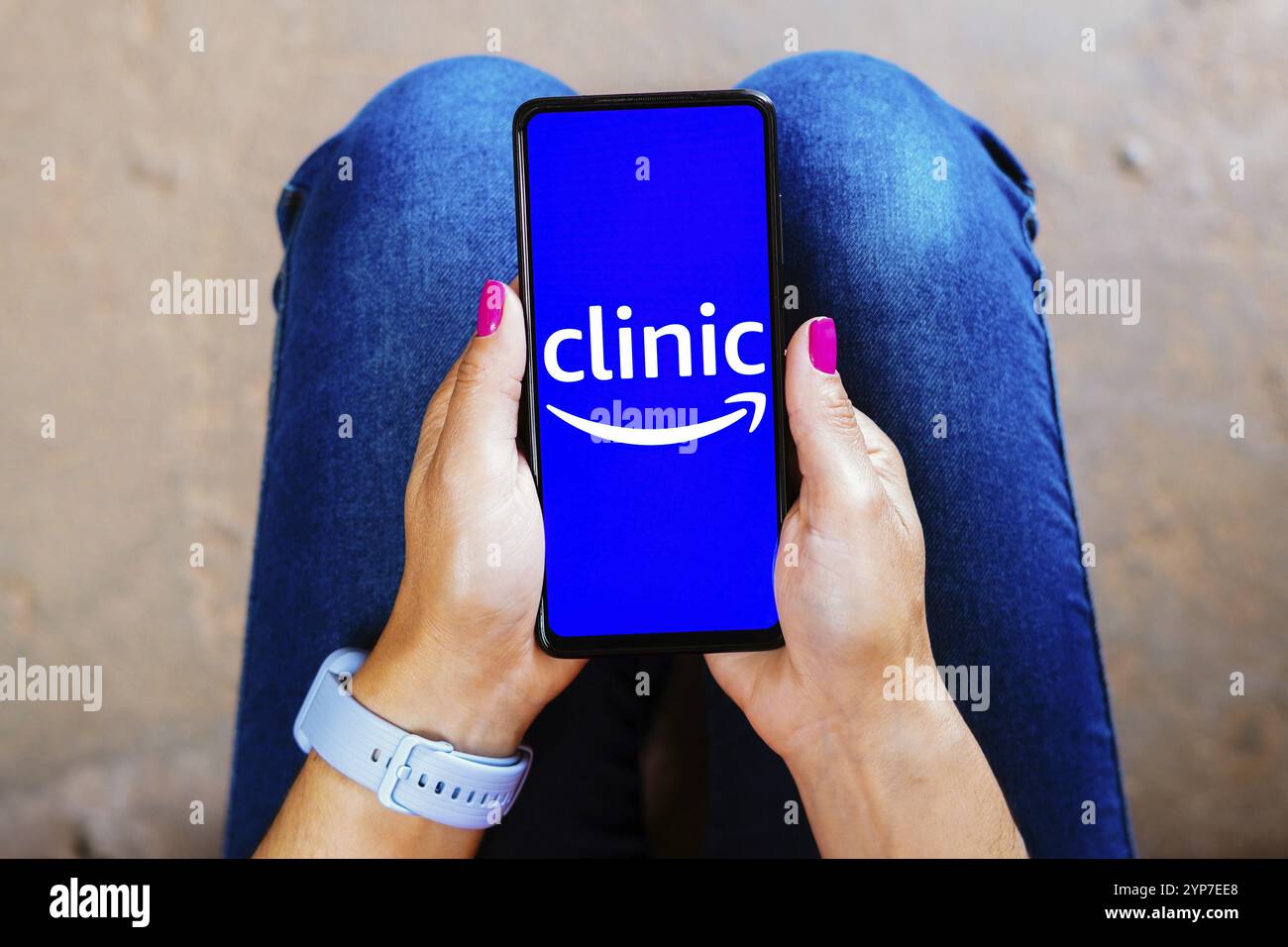 In dieser Fotoabbildung wird das Amazon Clinic Logo auf einem Smartphone angezeigt Stockfoto