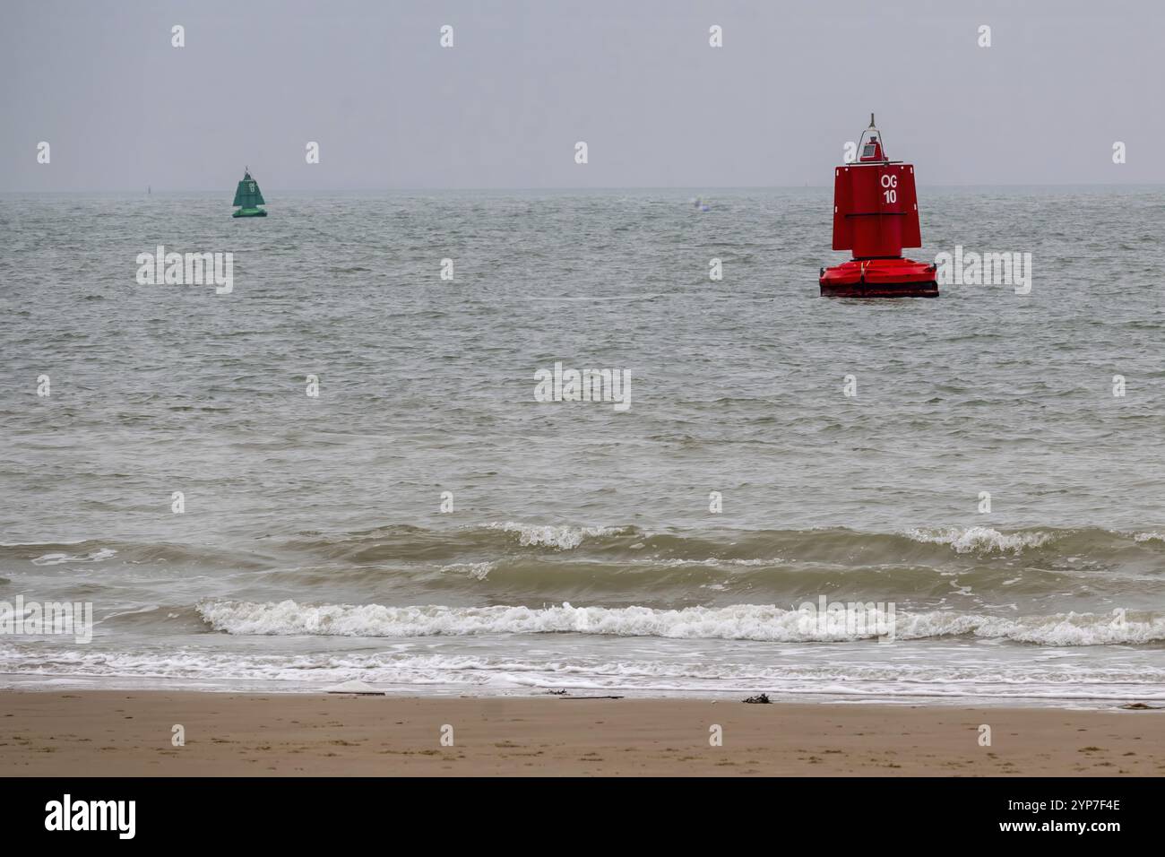 Rote Boje als Fahrspurmarkierung für Seeschiffe Stockfoto