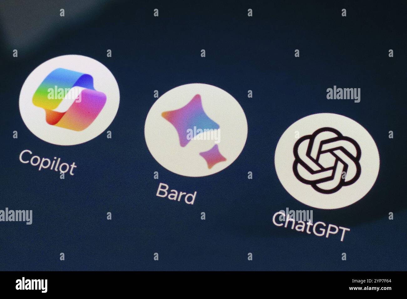In dieser Fotoabbildung wird das App-Logo Google Bard, Microsoft Copilot und ChatGPT (OpenAI) auf einem Smartphone-Bildschirm angezeigt Stockfoto