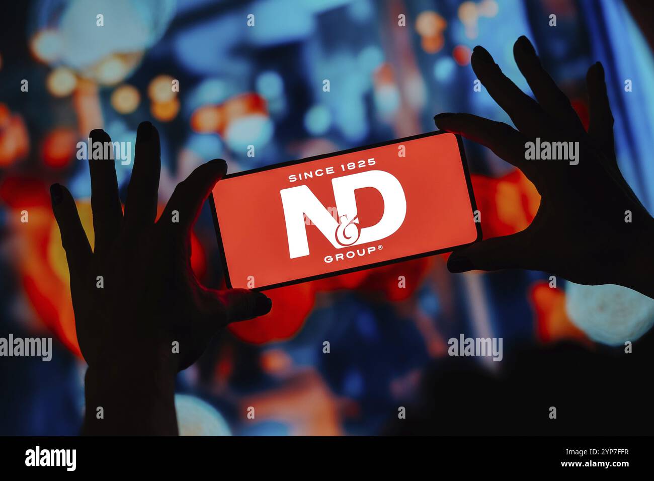 In dieser Abbildung wird das Norfolk & Dedham (ND) Insurance Logo auf einem Smartphone-Bildschirm angezeigt Stockfoto