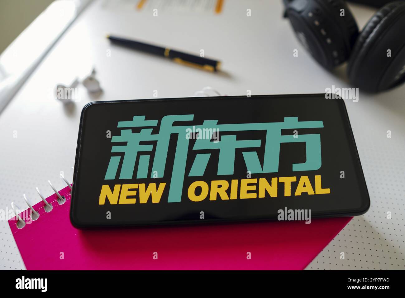 In dieser Fotoabbildung wird das Logo der New Oriental Education and Technology Group auf einem Smartphone-Bildschirm angezeigt Stockfoto