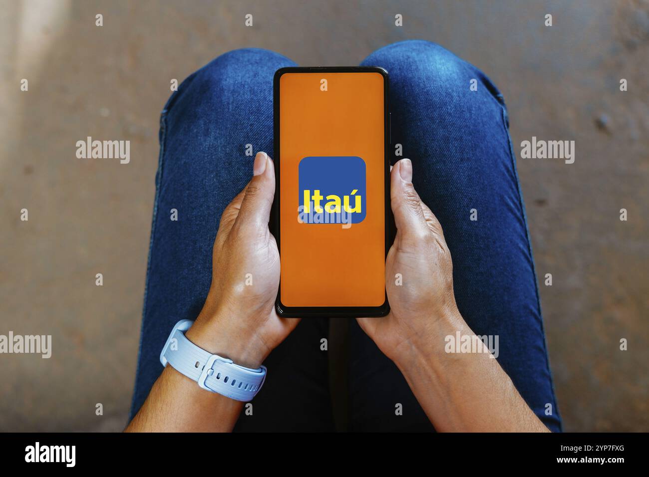 In dieser Fotoabbildung wird das Banco Itau Logo auf einem Smartphone-Bildschirm angezeigt Stockfoto