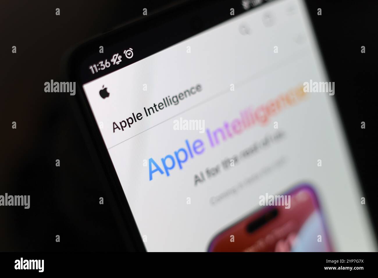 In dieser Abbildung wird die Apple Intelligence App auf der Downloadseite des Apple Store auf dem Smartphone-Bildschirm angezeigt Stockfoto