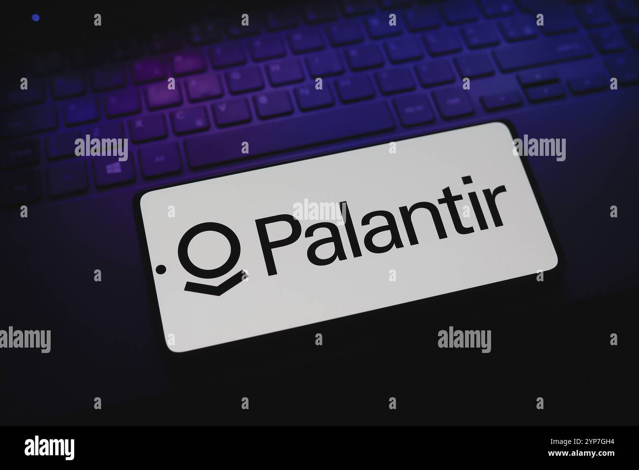 In dieser Abbildung wird das Palantir Technologies Logo auf einem Smartphone-Bildschirm angezeigt Stockfoto