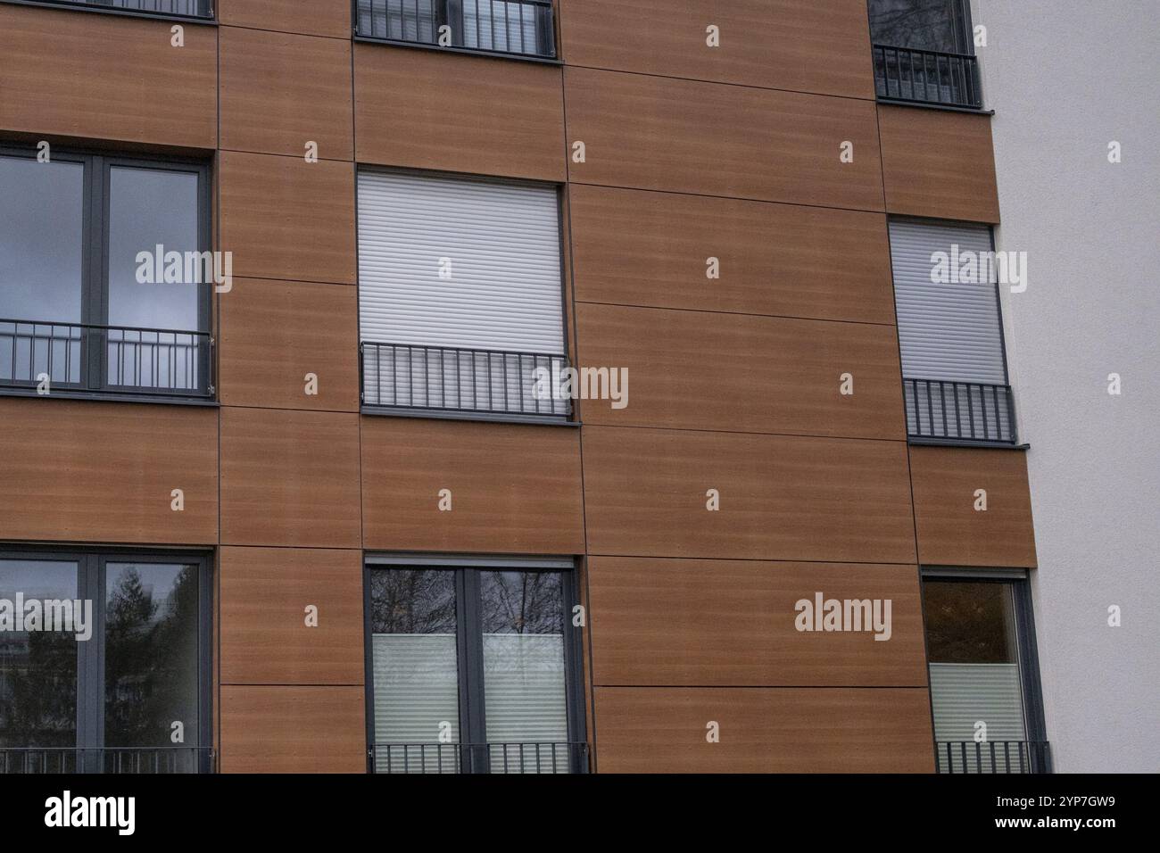 Eine moderne Gebäudefassade mit Holztäfelung und großen Fenstern Stockfoto