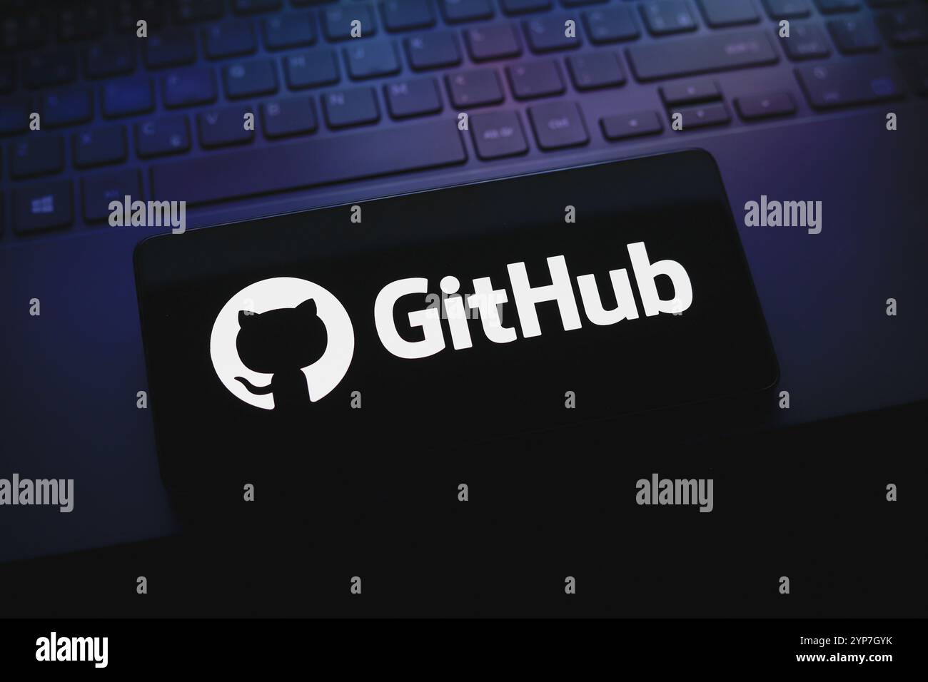 In dieser Abbildung wird das GitHub-Logo auf einem Smartphone-Bildschirm angezeigt Stockfoto