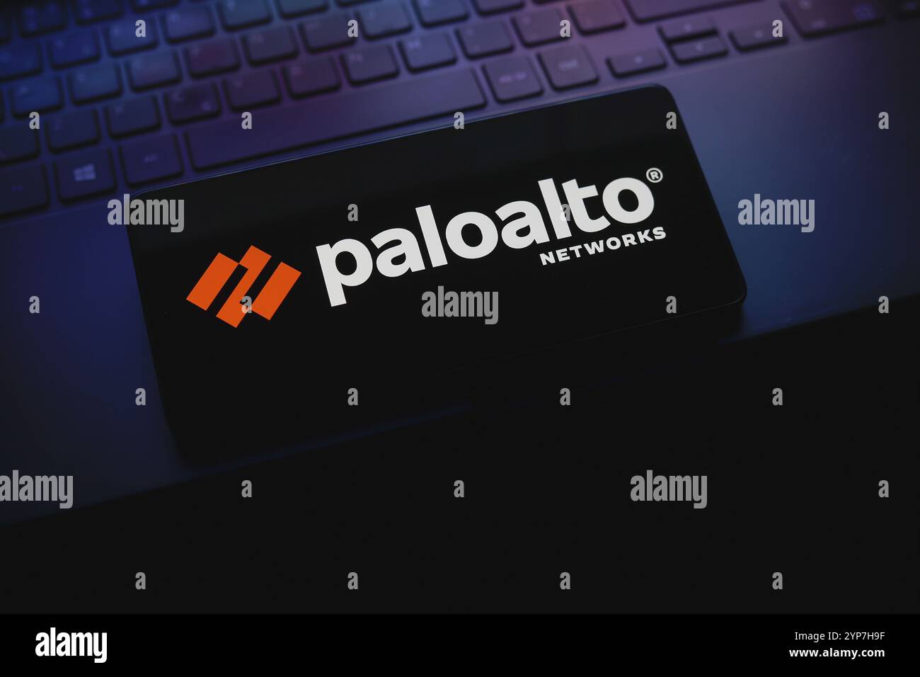 Das Logo wird auf dem Smartphone-Bildschirm angezeigt Stockfoto