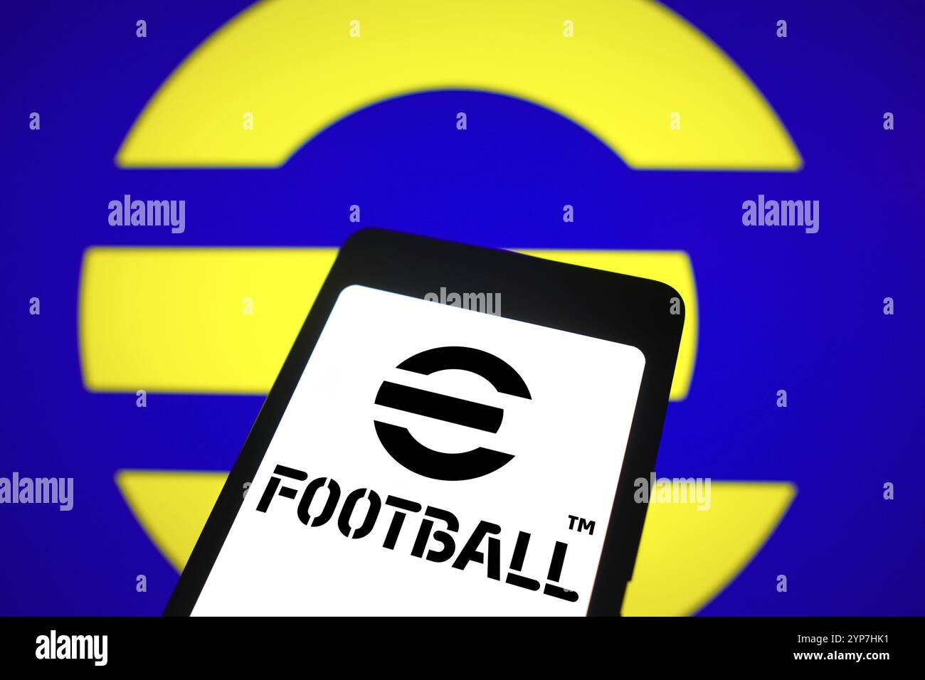 In dieser Fotoabbildung wird das EFootball-Logo auf einem Smartphone-Bildschirm und im Hintergrund angezeigt Stockfoto