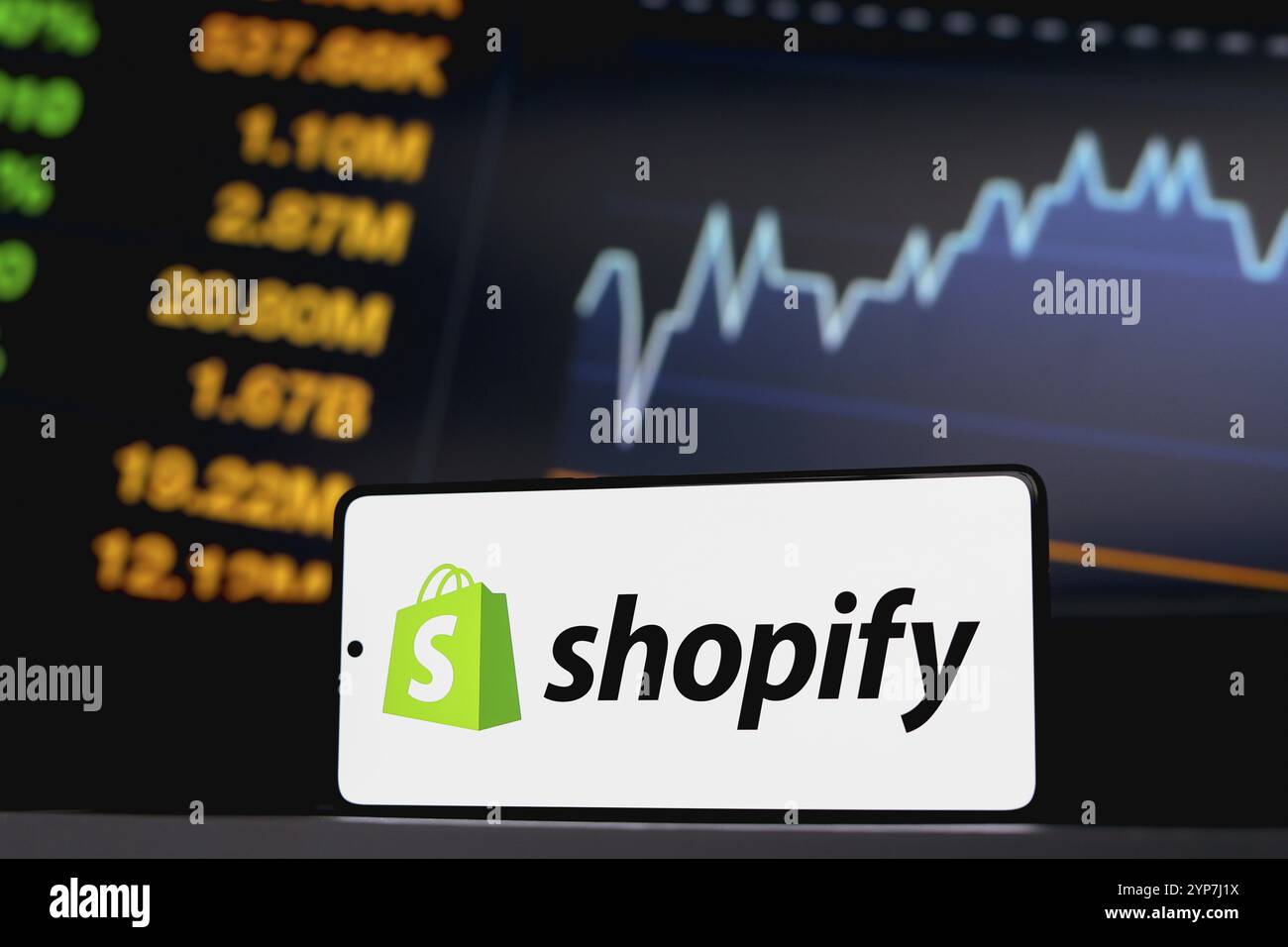 In dieser Abbildung wird das Shopify Logo auf einem Smartphone-Bildschirm angezeigt Stockfoto