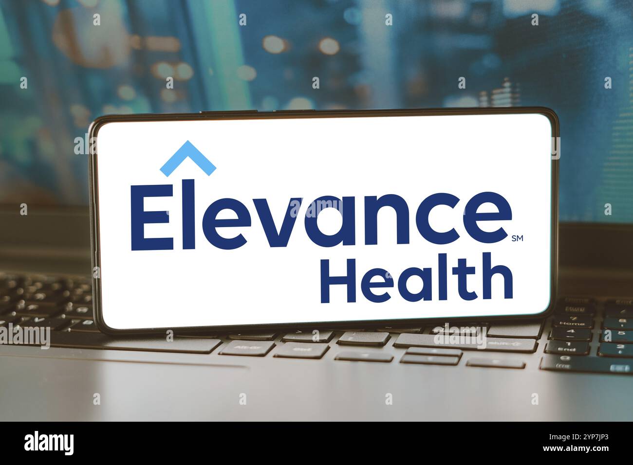 In dieser Abbildung wird das Elevance Health Logo auf einem Smartphone-Bildschirm angezeigt Stockfoto
