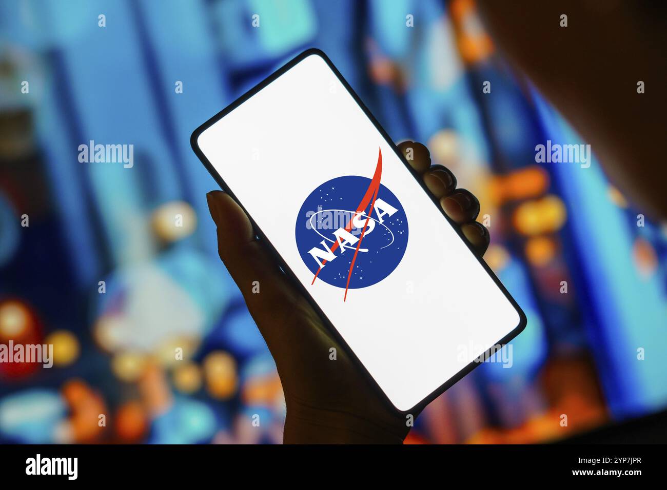 In dieser Fotoabbildung wird das NASA-Logo (National Aeronautics and Space Administration) auf einem Smartphone-Bildschirm angezeigt Stockfoto