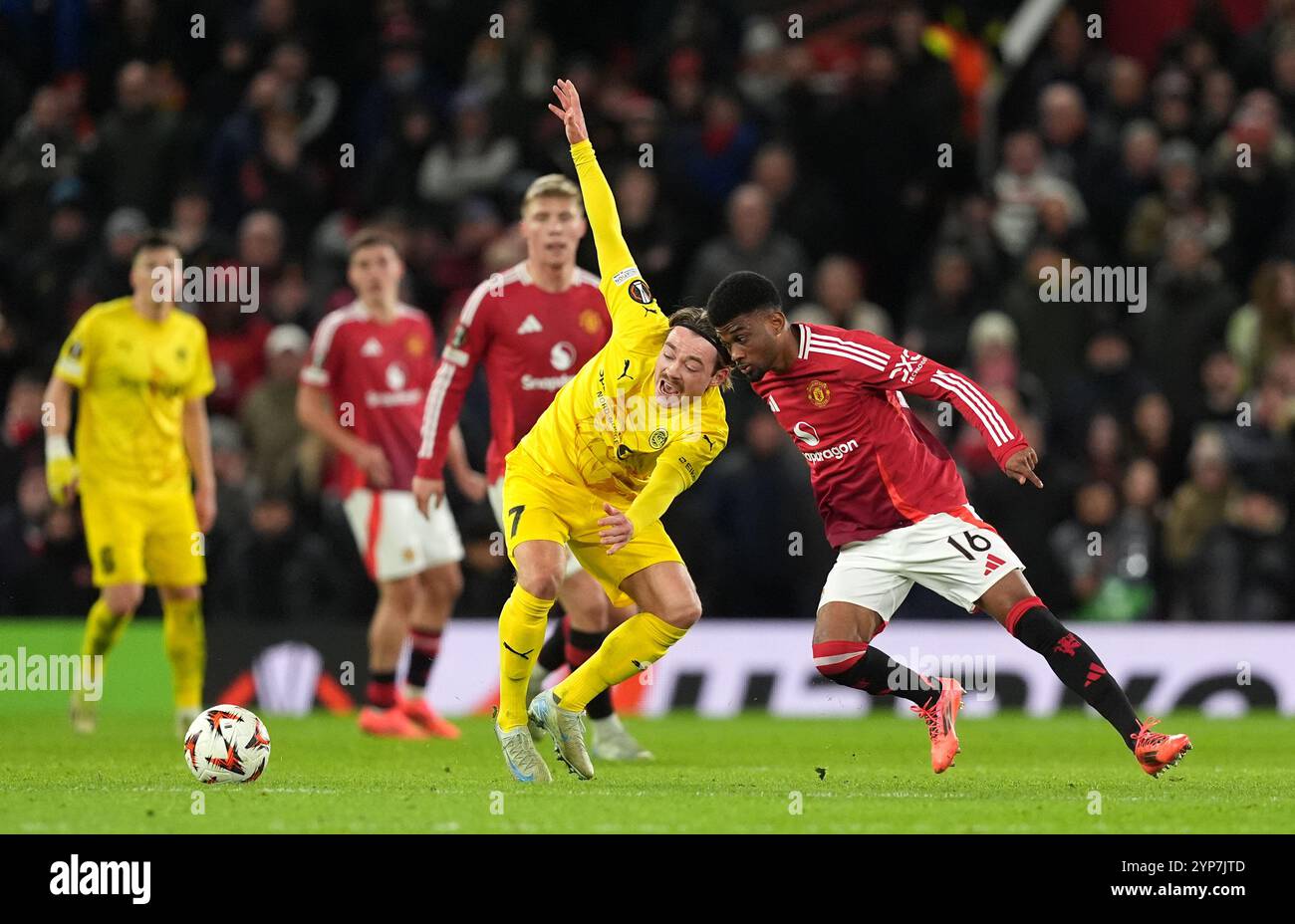 Bodo/Glimts Patrick Berg und Amad Diallo von Manchester United kämpfen um den Ball während der UEFA Europa League, einem Liga-Spiel in Old Trafford, Manchester. Bilddatum: Donnerstag, 28. November 2024. Stockfoto