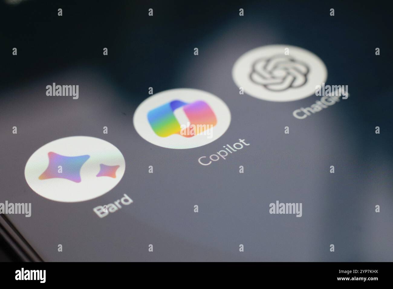 In dieser Fotoabbildung wird das App-Logo Google Bard, Microsoft Copilot und ChatGPT (OpenAI) auf einem Smartphone-Bildschirm angezeigt Stockfoto