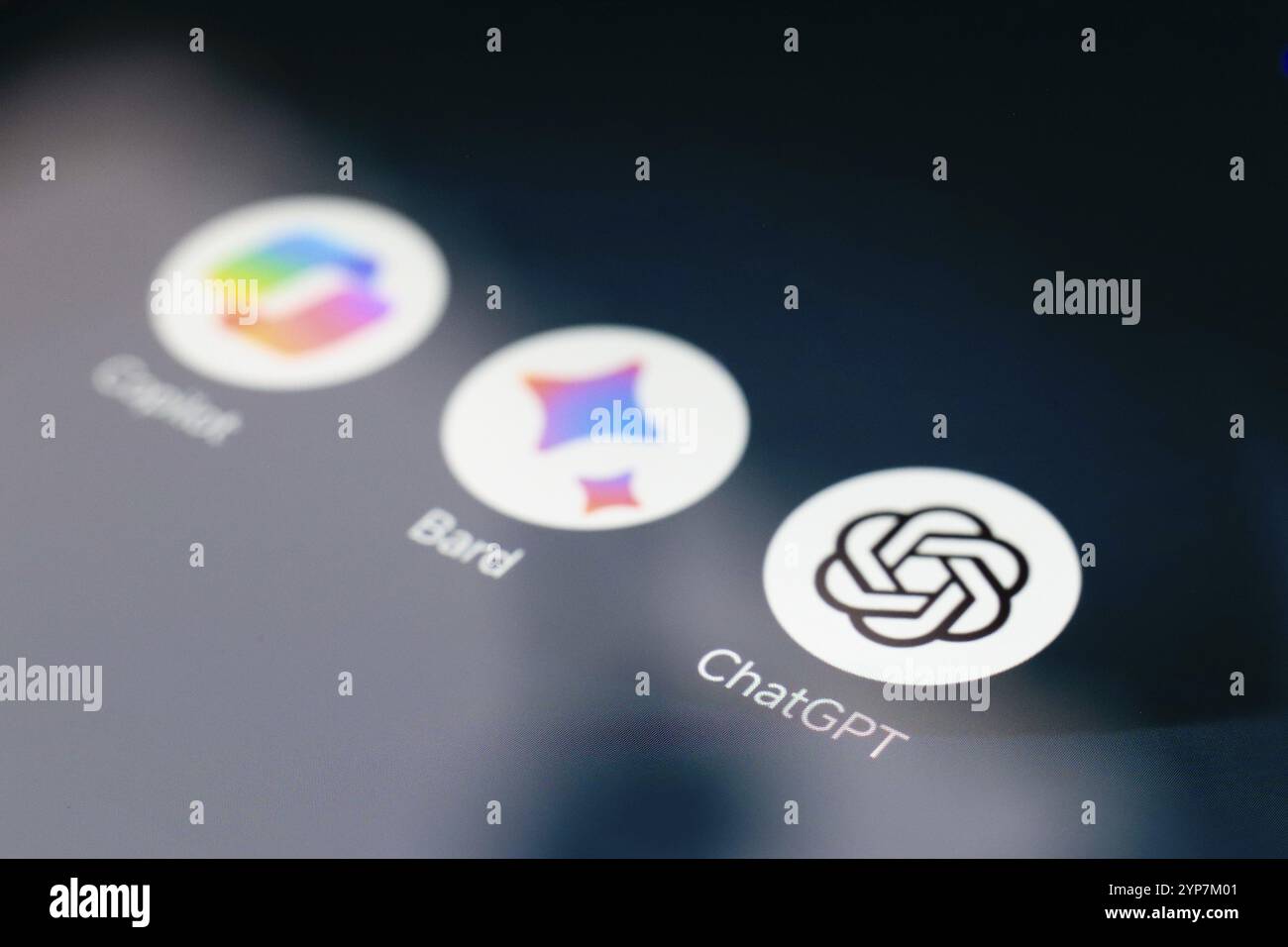 In dieser Fotoabbildung wird das App-Logo Google Bard, Microsoft Copilot und ChatGPT (OpenAI) auf einem Smartphone-Bildschirm angezeigt Stockfoto