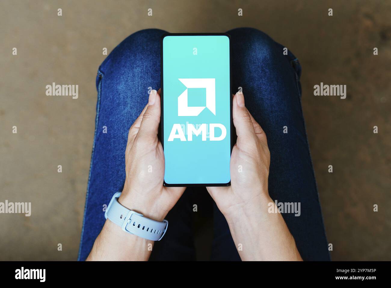 In dieser Abbildung wird das AMD-Logo (Advanced Micro Devices) auf einem Smartphone-Bildschirm angezeigt Stockfoto