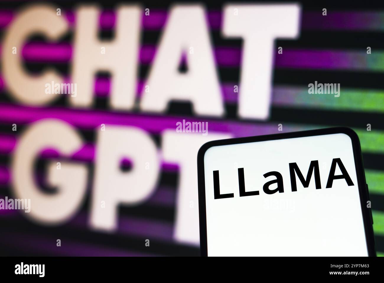 In dieser Fotoabbildung wird das Lama-Logo (Large Language Model Meta AI) auf einem Smartphone und im Hintergrund das ChatGPT (OpenAI) l angezeigt Stockfoto