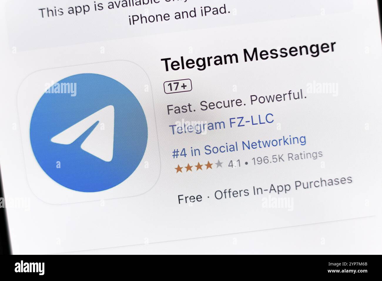 In dieser Abbildung wird die Telegram Messenger App auf der Download-Seite des Apple Store auf dem Smartphone-Bildschirm angezeigt Stockfoto