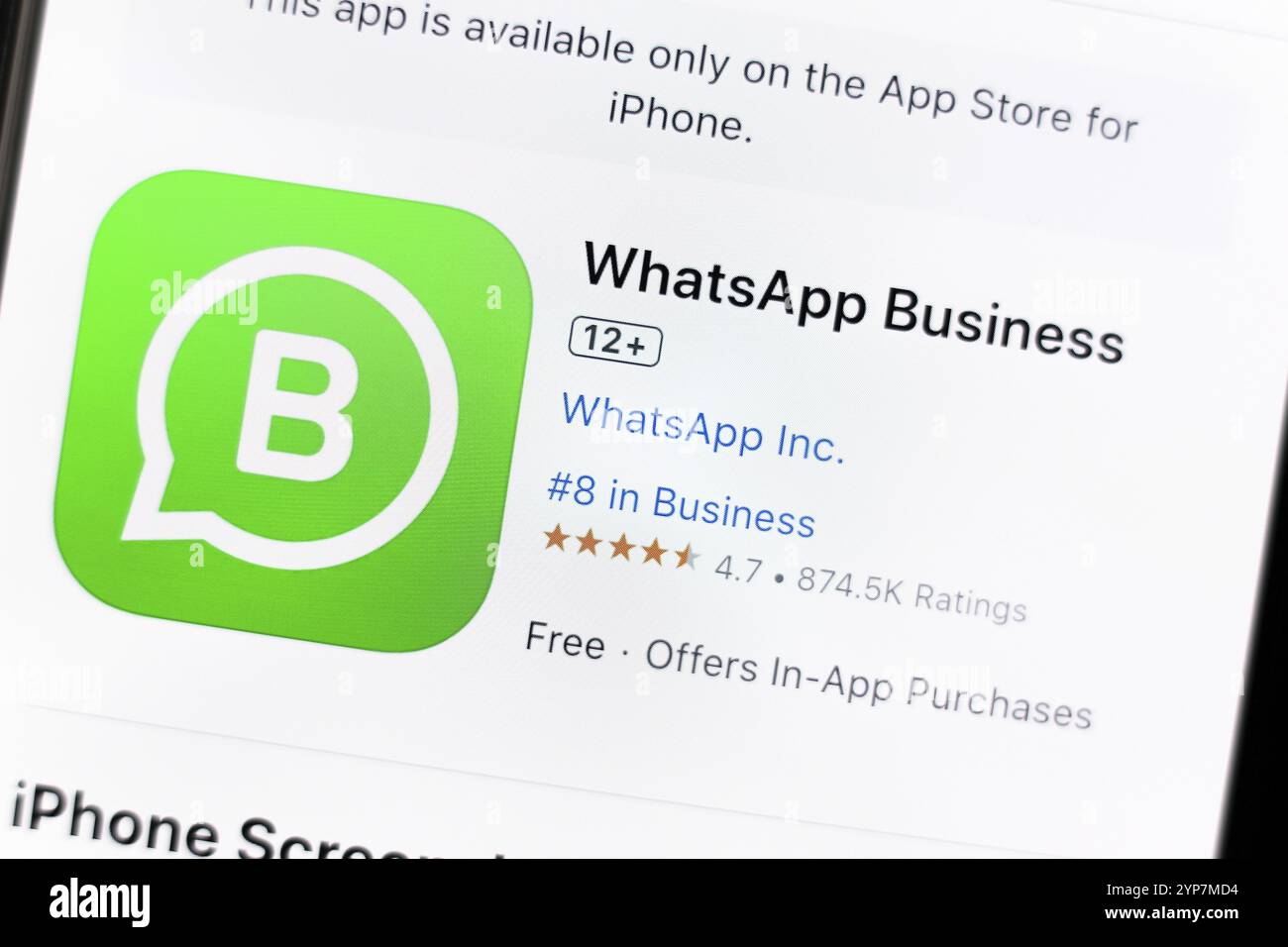 In dieser Abbildung wird die WhatsApp Business App auf der Download-Seite des Apple Store auf dem Smartphone-Bildschirm angezeigt Stockfoto