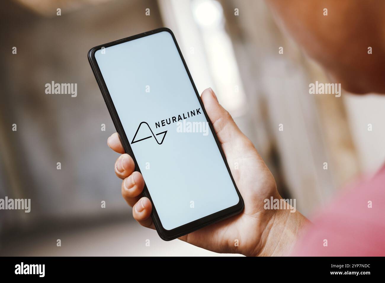 In dieser Abbildung wird das Neuralink-Logo auf einem Smartphone-Bildschirm angezeigt Stockfoto