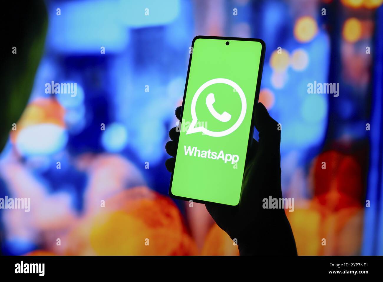 In dieser Abbildung wird das WhatsApp-Logo auf einem Smartphone-Bildschirm angezeigt Stockfoto