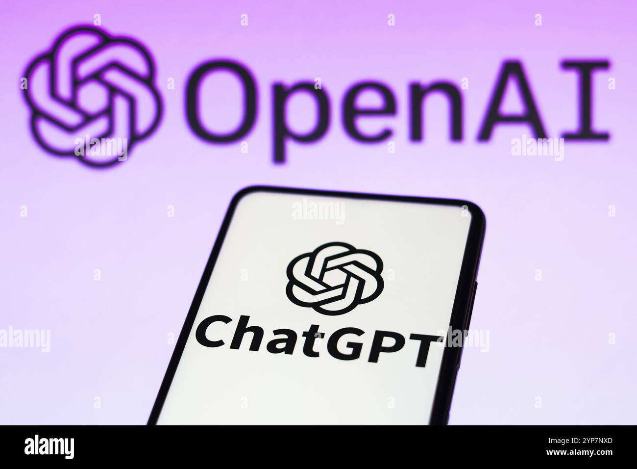 In dieser Fotoabbildung wird das ChatGPT-Logo auf einem Smartphone und im Hintergrund das OpenAI-Firmenlogo angezeigt Stockfoto