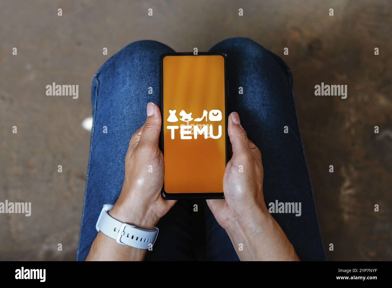 In dieser Abbildung wird das Temu-Logo auf einem Smartphone-Bildschirm angezeigt Stockfoto