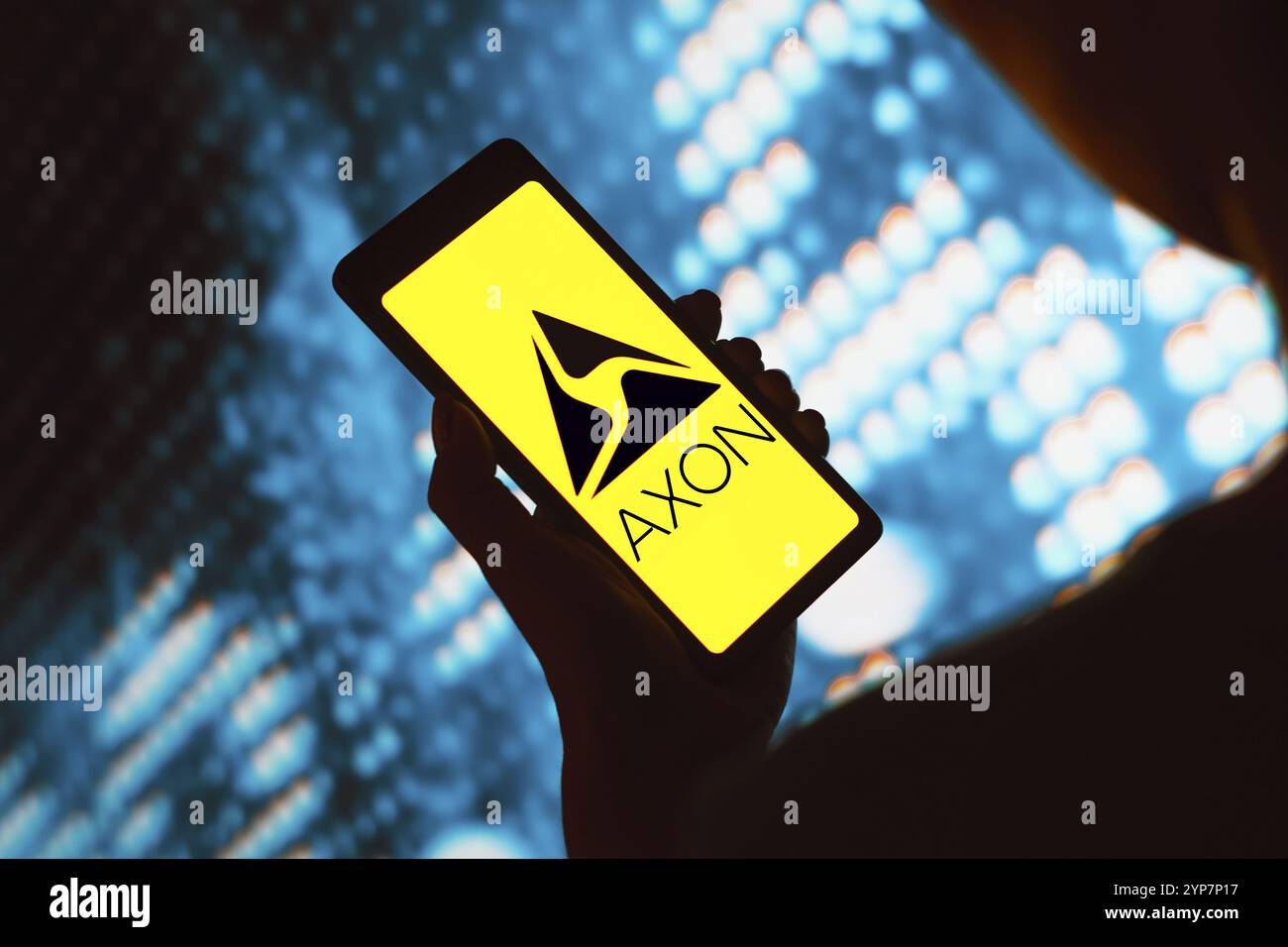 In dieser Abbildung wird das Axon Enterprise Logo auf einem Smartphone-Bildschirm angezeigt Stockfoto