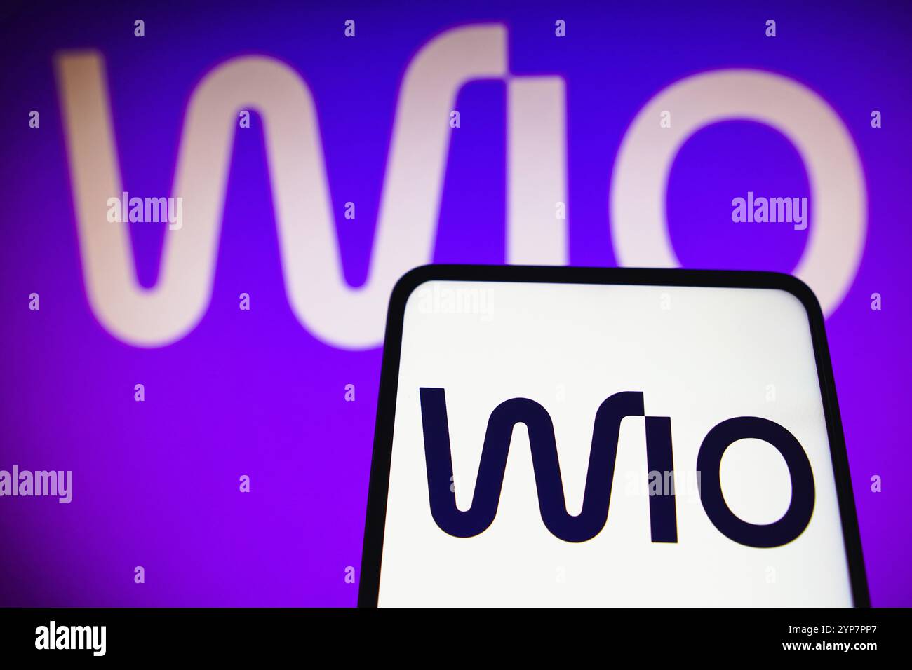 In dieser Fotoabbildung wird das Wio Bank PJSC-Logo auf einem Smartphone und im Hintergrund angezeigt Stockfoto