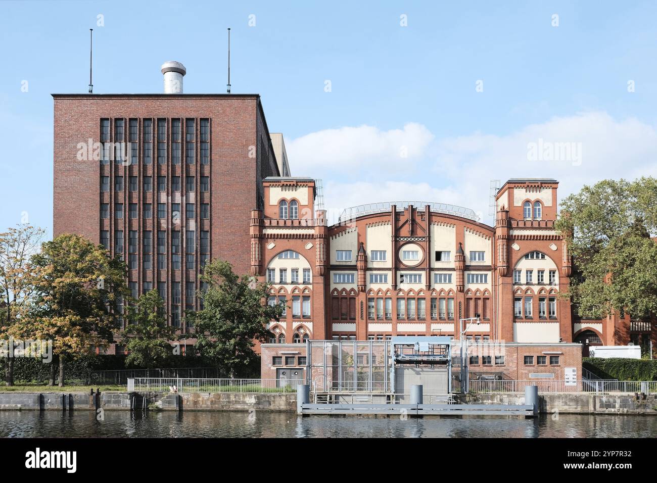 Berlin, Deutschland, 7. September 2021, Blick über die Spree zum historischen Gebäude des Kraft-Wärme-Kopplungswerks Charlottenburg, Europa Stockfoto