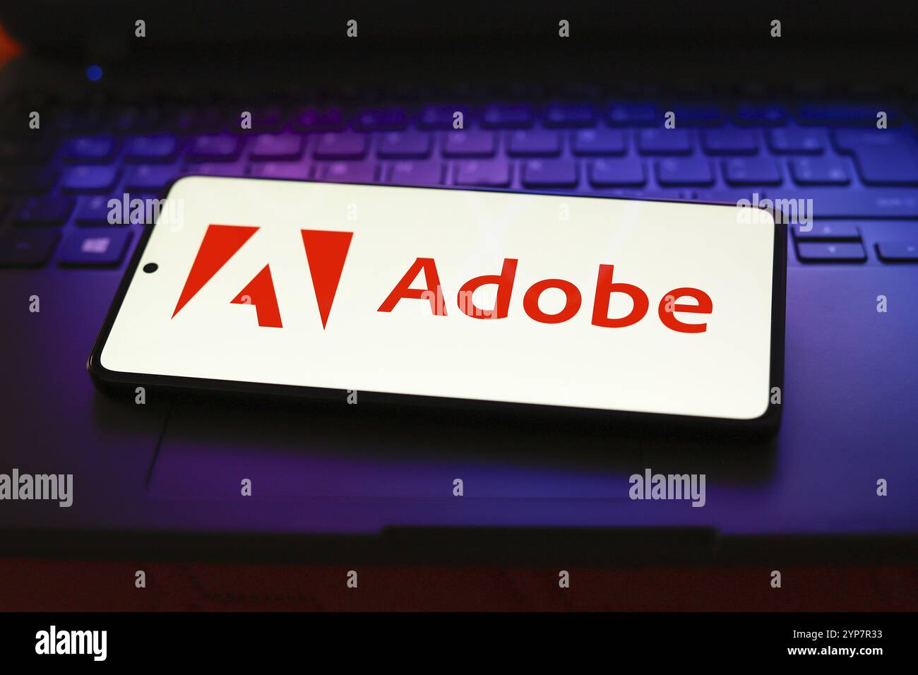 Das Logo wird auf dem Smartphone-Bildschirm angezeigt Stockfoto