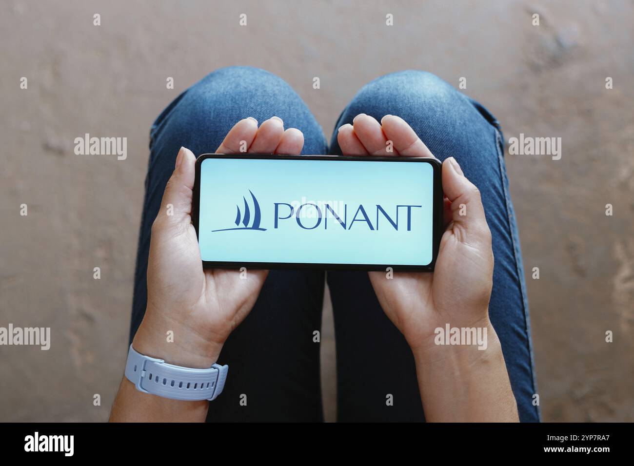 In dieser Abbildung wird das Compagnie du Ponant Logo auf einem Smartphone-Bildschirm angezeigt Stockfoto