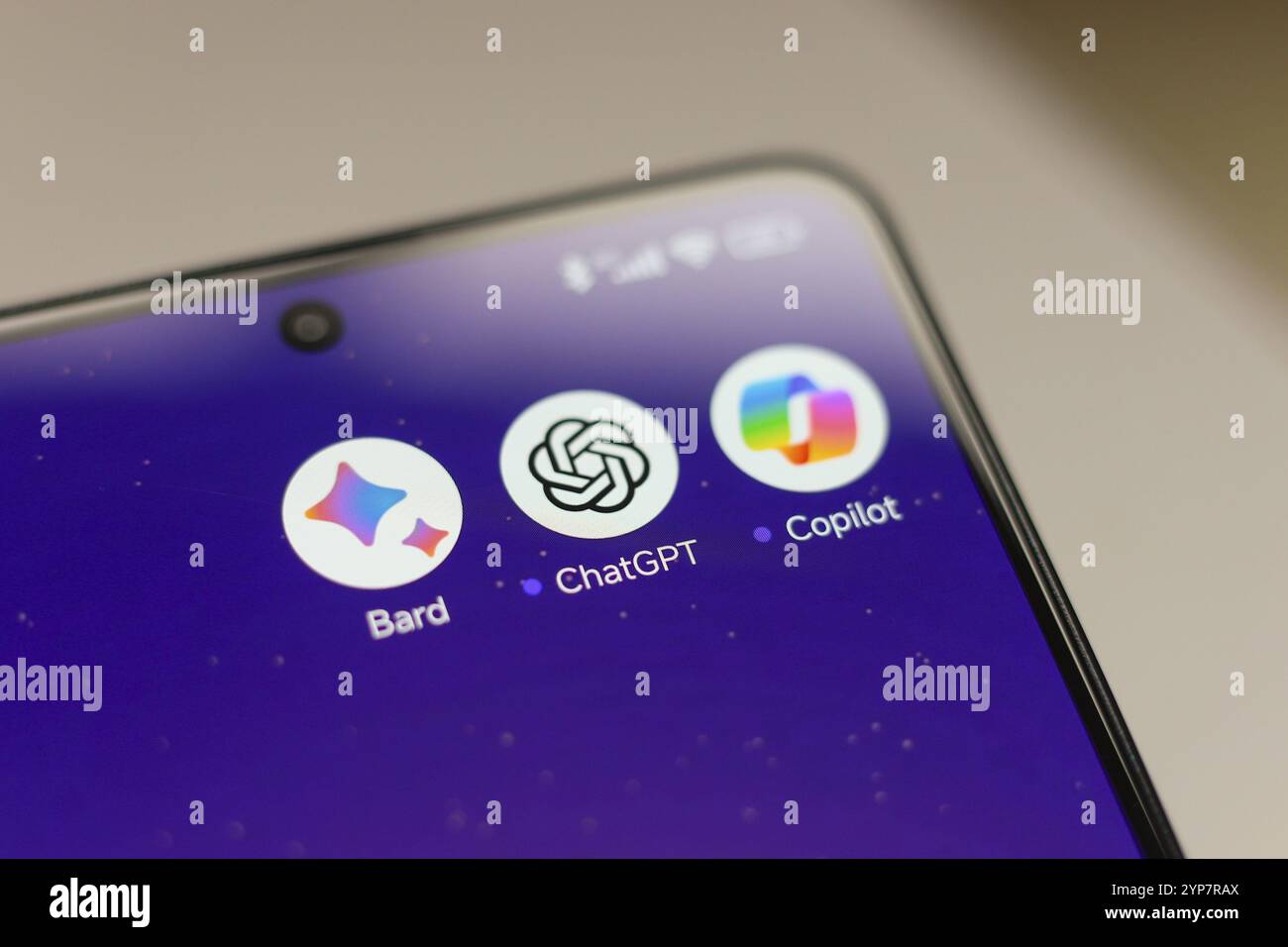 In dieser Abbildung werden Google Bard-, ChatGPT- und Copilot-Apps auf einem Smartphone-Bildschirm angezeigt Stockfoto