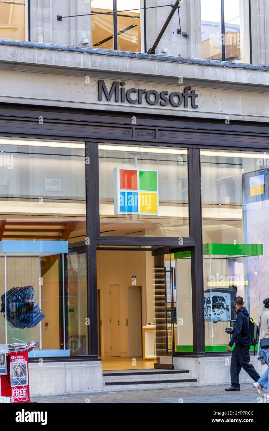 London, Großbritannien – 19. September 2024: Moderne Storefront mit Microsoft-Logo. Stockfoto