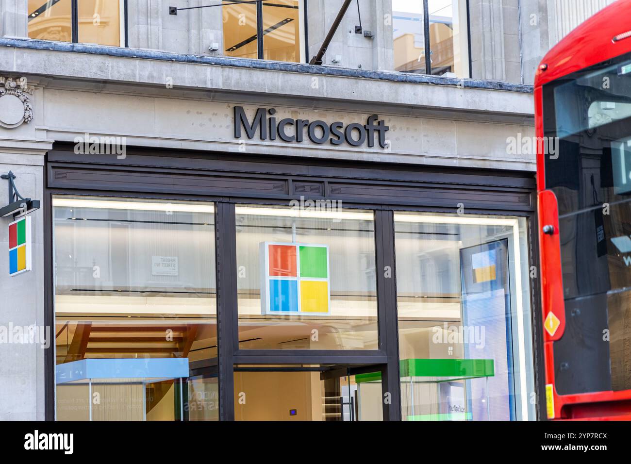 London, Großbritannien – 19. September 2024: Ikonischer Microsoft Store in London anmelden. Stockfoto