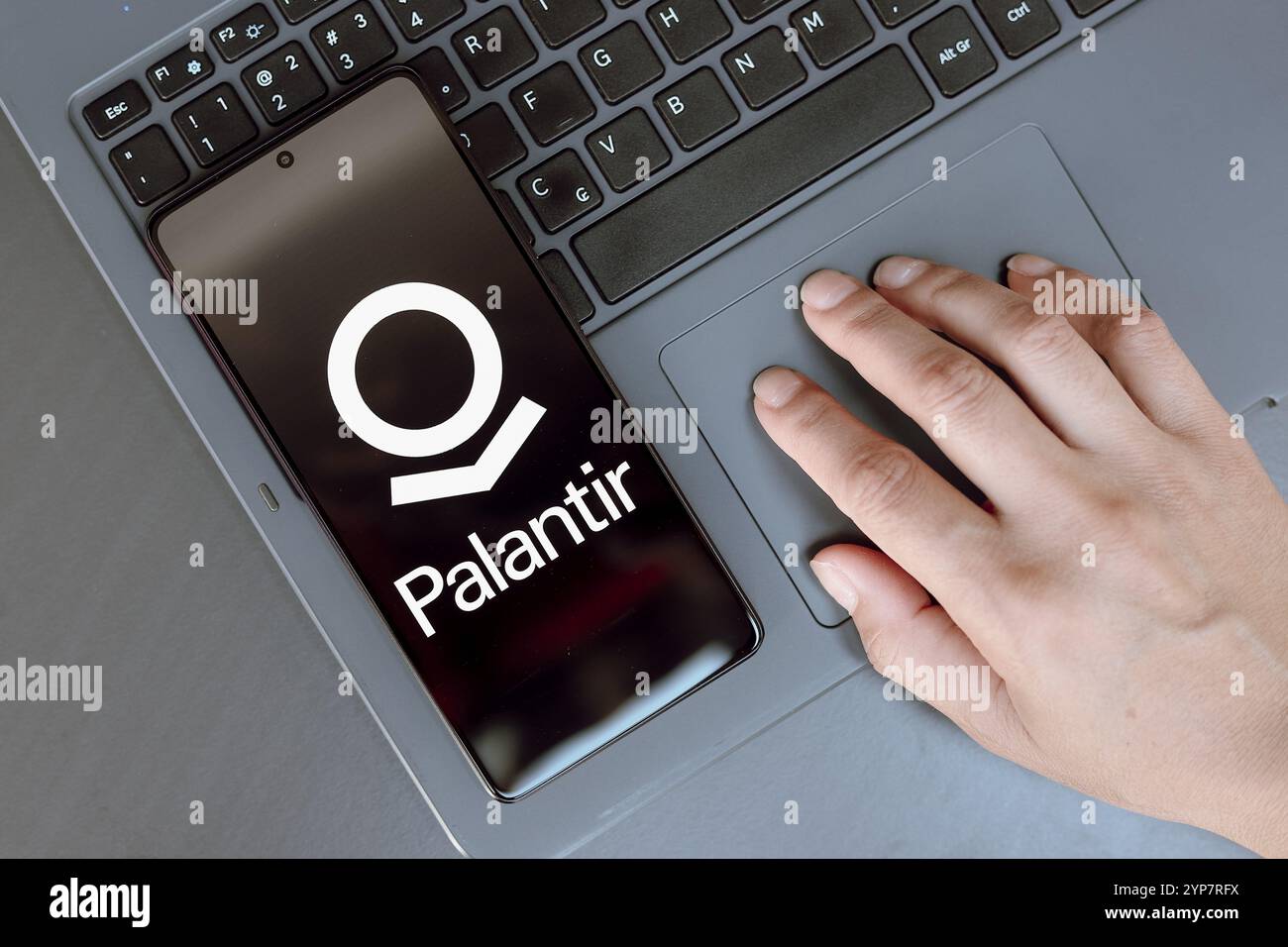 In dieser Abbildung wird das Palantir Technologies Logo auf einem Smartphone-Bildschirm angezeigt Stockfoto